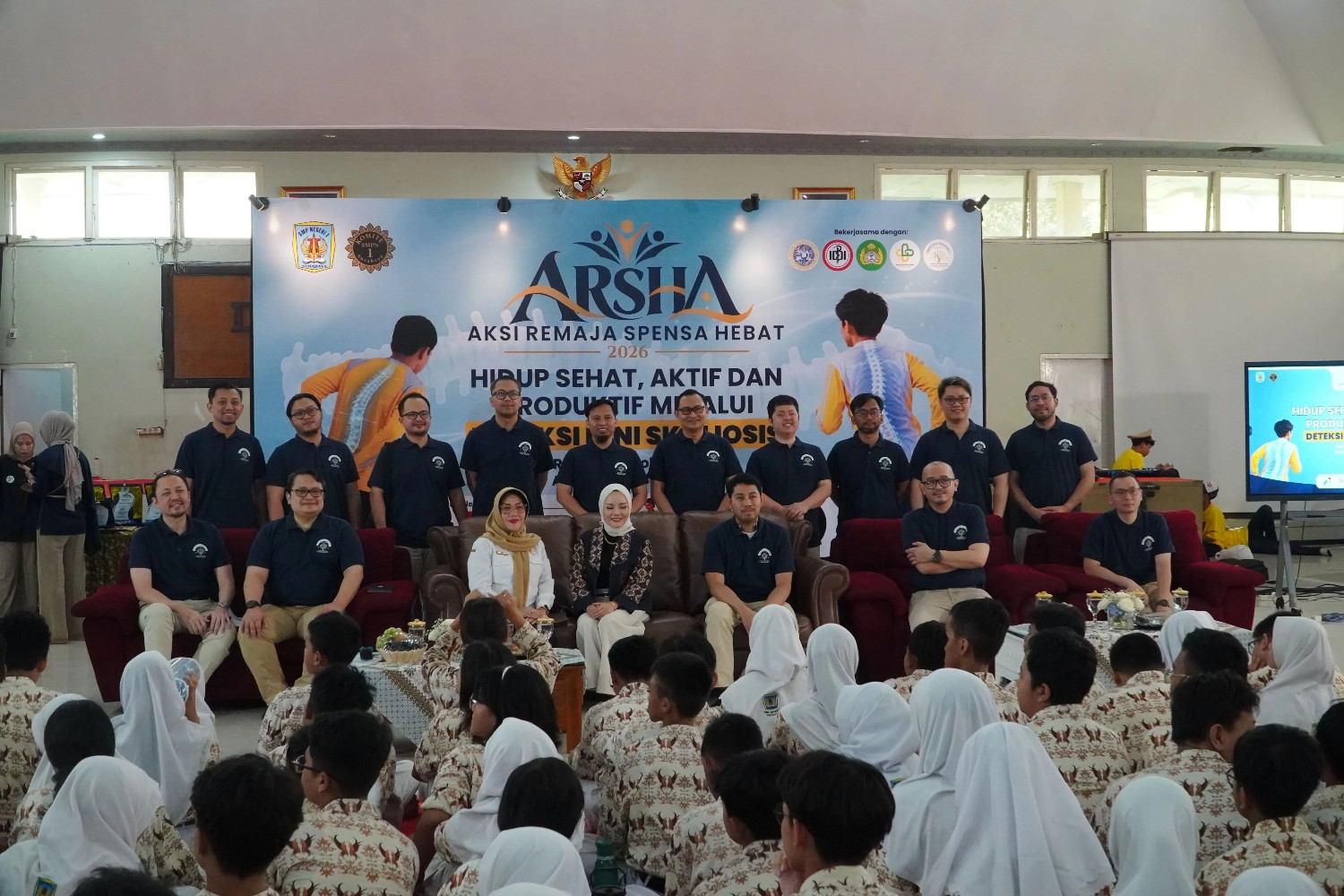 Penyuluhan dan skrining skoliosis siswa SMPN 1 Surabaya bersama PABOI Jatim dan FK UNAIR